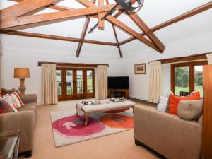 a living room with two couches and a table at The Hayloft in Kingsbridge