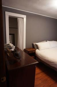 um quarto com uma cama, uma mesa e um espelho em 3778 East Lake Road em Dunkirk