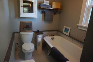 ein Badezimmer mit einem WC und einer Badewanne in der Unterkunft 3778 East Lake Road in Dunkirk