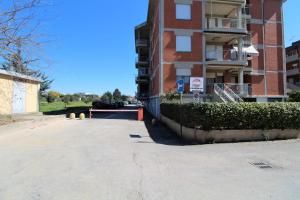 um parque de estacionamento vazio em frente a um edifício em Casa Francia em Follonica