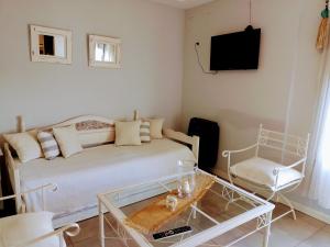 a bedroom with a bed and a tv and a chair at MM Apart in Río Cuarto