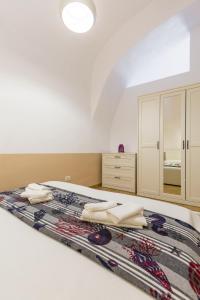 - une chambre blanche avec un lit et un tapis dans l'établissement La Marina, à Procida