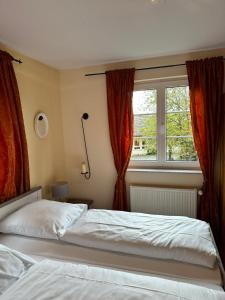 1 dormitorio con 2 camas y ventana en Hotel Rosengarten, en Bernkastel-Kues