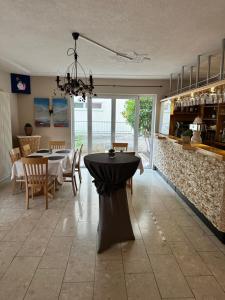 cocina y comedor con mesa y sillas en Hotel Rosengarten, en Bernkastel-Kues