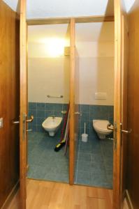 a bathroom with two toilets and a tub and a sink at Residence Mirtillo Rosso in Folgarida