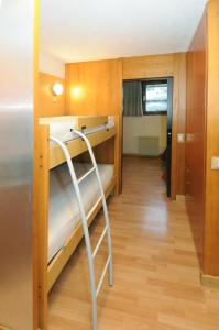 フォルガリダにあるResidence Mirtillo Rossoの二段ベッドと廊下が備わる小さな客室です。