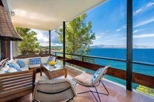 uma sala de estar com vista para a água em Es Balco, Villa over the mediterranean sea with private beach access em Cielo de Bonaire 