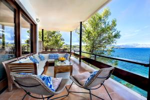 Balkonas arba terasa apgyvendinimo įstaigoje Es Balco, Villa over the mediterranean sea with private beach access