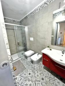 y baño con aseo, lavabo y ducha. en Ingrosso house Mini loft Lecce, en Lecce