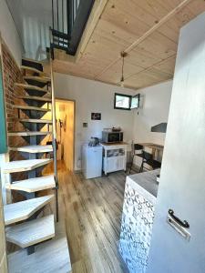 Habitación con escalera de caracol y cocina en Ingrosso house Mini loft Lecce en Lecce
