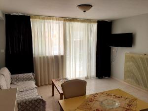 TV a/nebo společenská místnost v ubytování Sitia Holidays 2