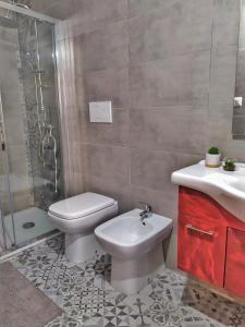 W łazience znajduje się toaleta, umywalka i prysznic. w obiekcie Ingrosso house Mini loft Lecce w mieście Lecce
