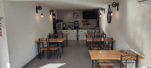 een restaurant met tafels en stoelen en een keuken bij Hôtel Le 15 Périgueux in Coulounieix-Chamiers