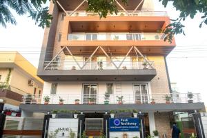 un edificio con un balcón en el lateral. en Posh Residency Artemis Hospital Road Gurgaon, en Gurgaon