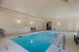 een groot zwembad in een grote kamer bij Comfort Suites Pflugerville - Austin North in Pflugerville