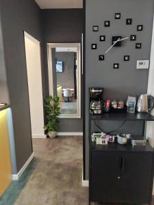Küche/Küchenzeile in der Unterkunft A8 b&b