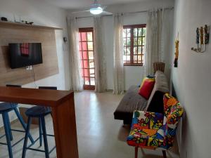 a living room with a couch and a table at Lindo Apartamento em Lençóis in Lençóis