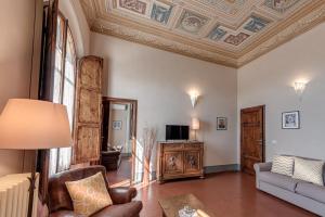 un soggiorno con soffitto a cassettoni di Appartamenti Villa Mascagni a Volterra