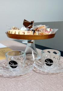 a table with two clear glasses and a basket of food at SKY LOFT Nuovissimo vicinanze Metro in Turin
