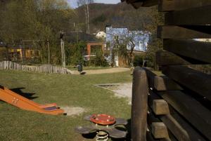 einen Picknicktisch im Gras neben einem Zaun in der Unterkunft Youth Hostel Larochette in Fels