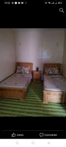 2 nebeneinander sitzende Betten in einem Schlafzimmer in der Unterkunft Maison Ait Mizane in Imlil