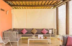 Posezení v ubytování Amazing Apartment In Estepona With Wifi