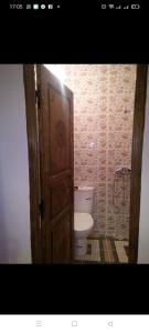 ein Bad mit einem WC und einer offenen Tür in der Unterkunft Maison Ait Mizane in Imlil