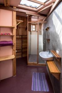 een badkamer met een wastafel en een glazen douche bij Avalon Hostal Boutique in Vilcabamba