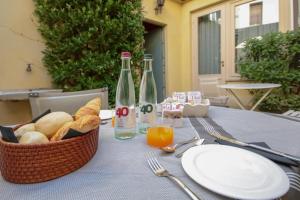 a table with a basket of bread and bottles of wine at Relais Vimercati in Crema