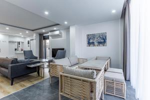 ein Wohnzimmer mit einem Sofa, Stühlen und einem Tisch in der Unterkunft the north villa in Belek