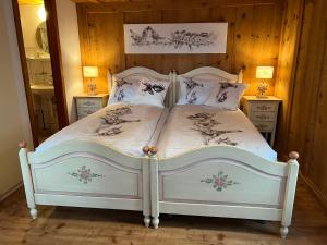 Hotel und Restaurant Alpina房間的床