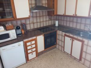 Kuchyňa alebo kuchynka v ubytovaní 2º Izq. Piso en O Grove, para Vacaciones y Fines de Semana.