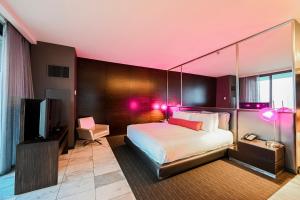 um quarto de hotel com uma cama e uma televisão em StripViewSuites Two-Bedroom Con-Joined Exclusive Condo em Las Vegas