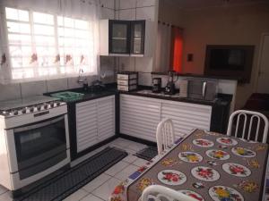 Η κουζίνα ή μικρή κουζίνα στο Casa Pra temporada +3 φωτογραφίες
