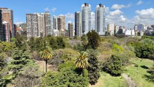 ein Park mit Bäumen und Gebäuden in einer Stadt in der Unterkunft PALERMO PARK VIEW APARTMENT in Buenos Aires