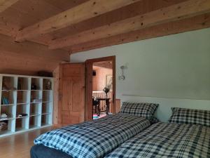 メラウにあるOlli´s Talstationの木製の天井が特徴のベッドルーム1室(ベッド1台付)