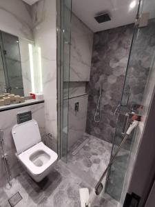 Koupelna v ubytování Fully-furbished, modern apartment in Business Bay.