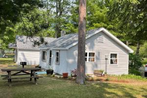 Zahrada ubytování Pine Ridge Resort Cabin on Bass Lake with Dock!