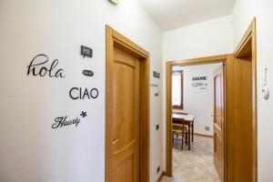 un pasillo con puerta a una habitación en [Presolana Home] relax con vista - SELF CHECK IN en Castione della Presolana