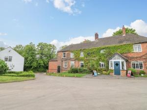 an old brick house with ivy on it at Avenue Croft in Nottingham