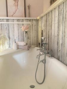 een badkamer met een bad en een douche bij Casa Rosalie in Borgomaro