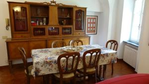 A kitchen or kitchenette at A ca' du Risso - Appartamento - Sea & outdoor for families, bikers and climbers