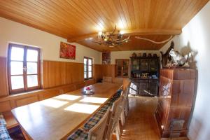 una cocina con una gran mesa de madera en una habitación en Andy's Holiday Home with HotTub & Sauna, 