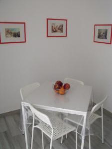 マテーラにあるB&B I Like Materaの白いテーブル(椅子付)と果物の盛り合わせ