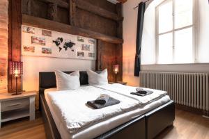 a bedroom with a bed with two towels on it at Ferienwohnung Venus in Quedlinburg