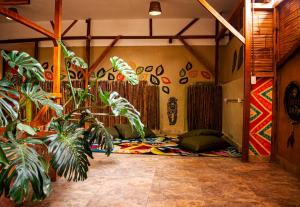 Una habitación con una cama con una planta. en Refugio del Jaguar en Medellín