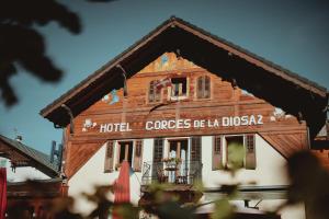um edifício com uma placa que lê cursos de hotel ser la dixon em Auberge des Gorges de la Diosaz em Servoz