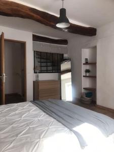 - une chambre avec un grand lit blanc et un plafond dans l'établissement Charming house village for 6 people, à Baudinard