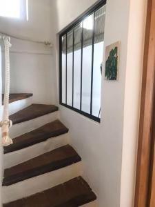 Una escalera en una casa con ventana en Charming house village for 6 people, en Baudinard