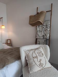 コンカルノーにあるLA SUITE appartement pleine vue merのベッドルーム1室(フェイス枕付きのベッド1台付)